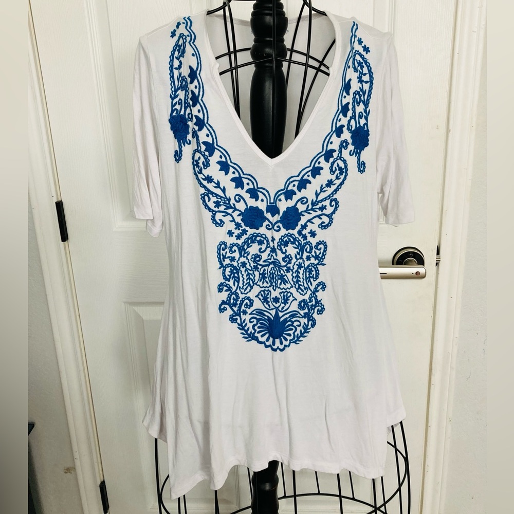 Soft Surroundings white knit shirt blue embroidery medium